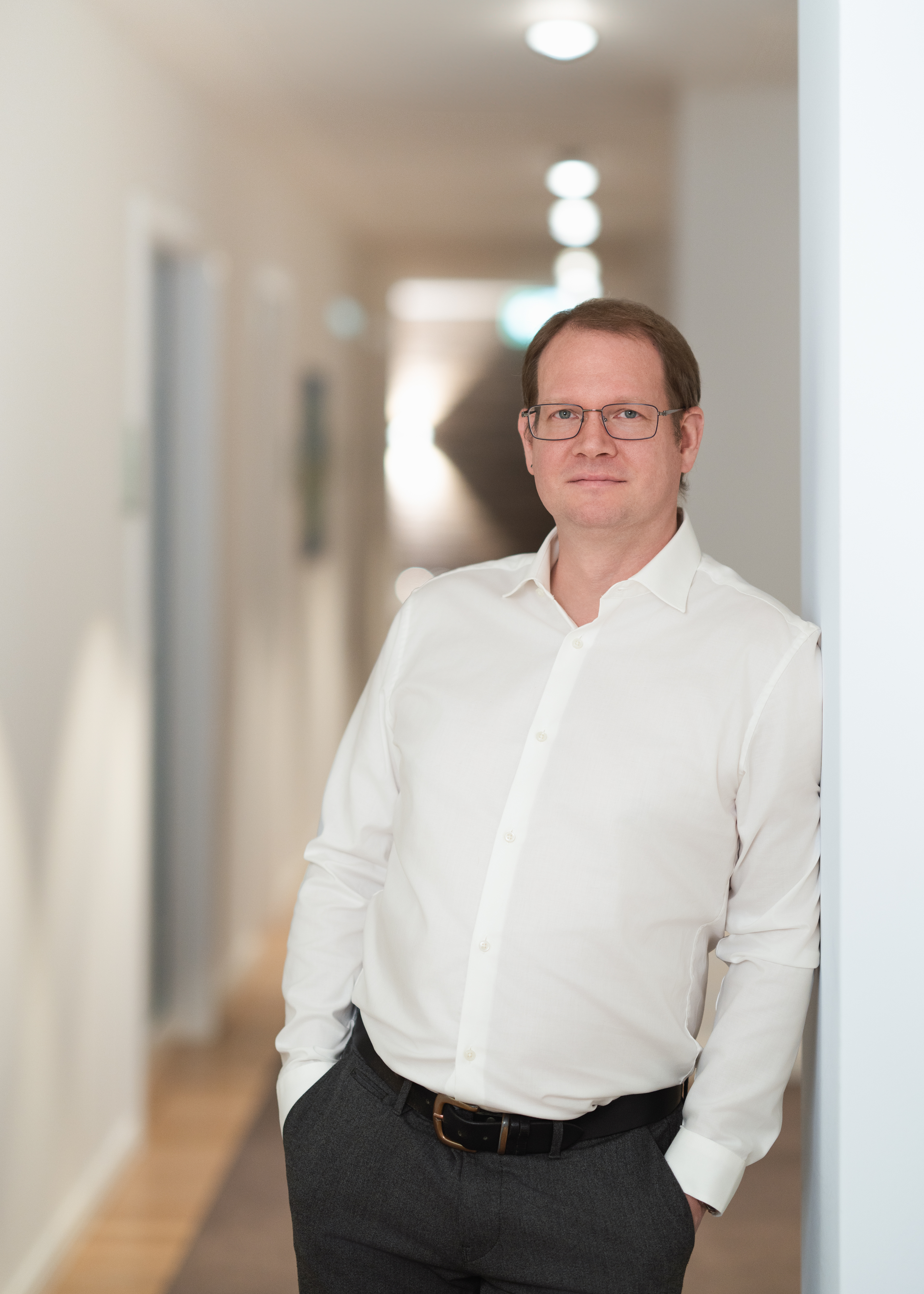 Paul-Business-weiß-Hemd-stehen-Buero