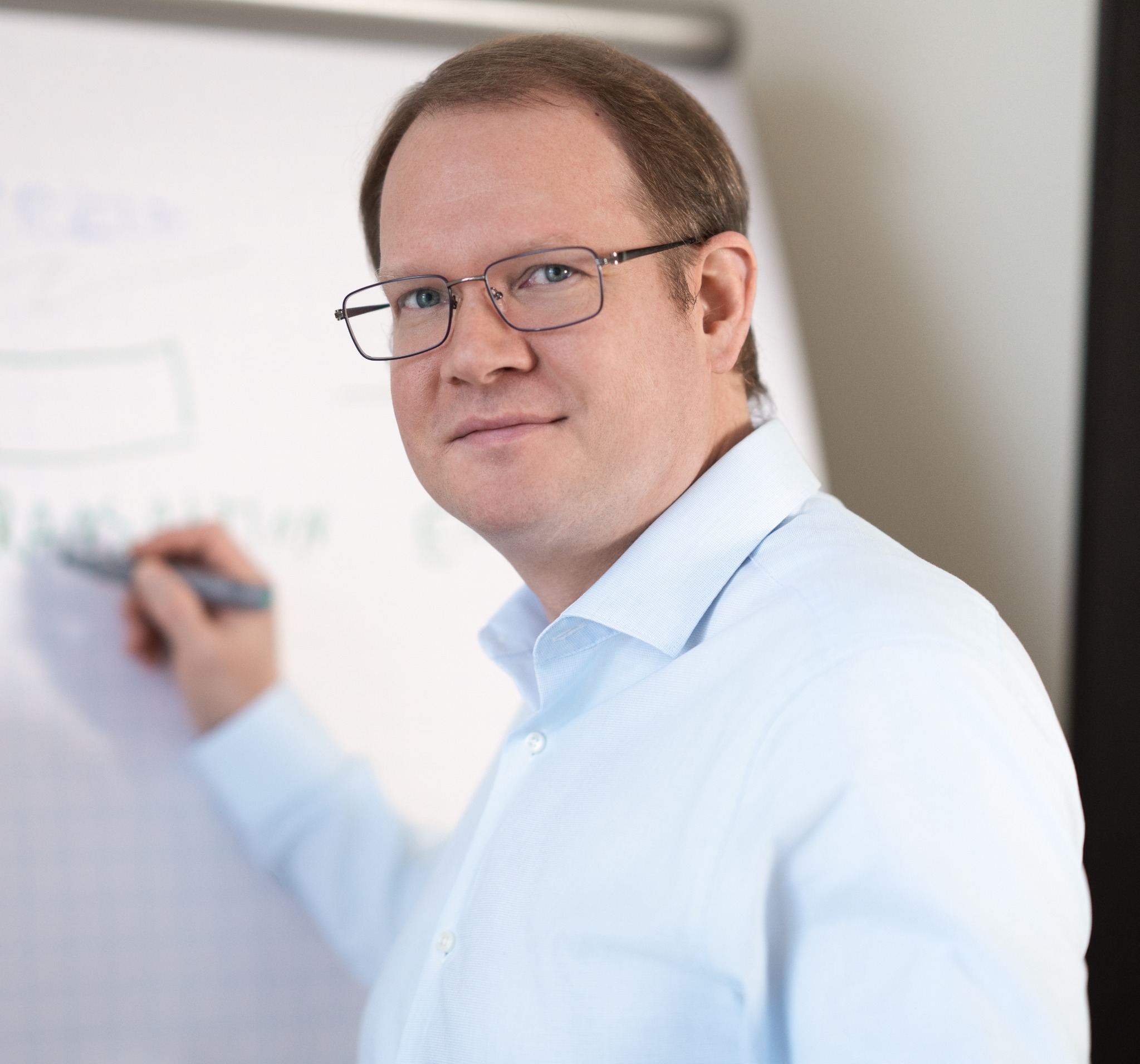 Paul Grube schreibt am Whiteboard